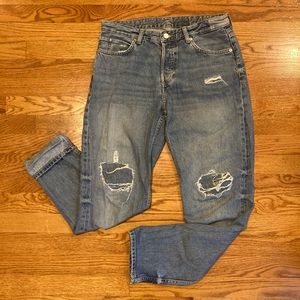 H and M women’s low rise girlfriend medium wash distressed blue jeans size 4